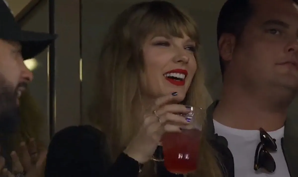 Taylor Swift's MetLife Manicure: Get the Look